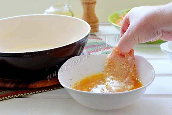 Куриное филе обмакнуть в яйце