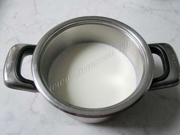 Молоко в кастрюле