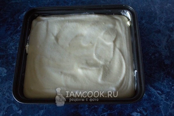 Переложить тесто в форму