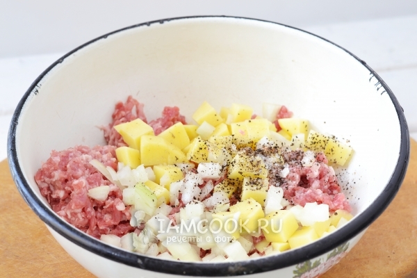 Смешать фарш, лук, картофель и специи