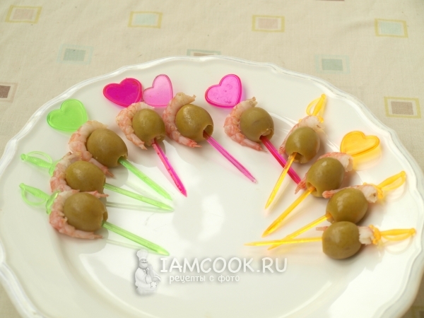 Одеть на шпажки креветку и оливку
