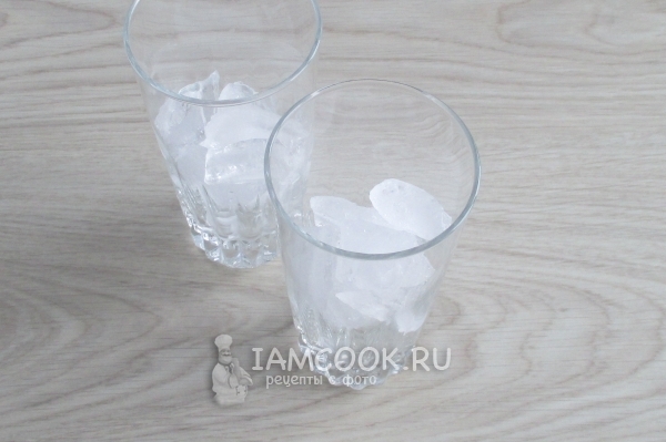 Положить в бокалы кубики льда