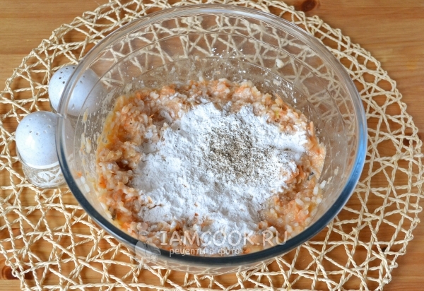 Всыпать крахмал, соль и перец