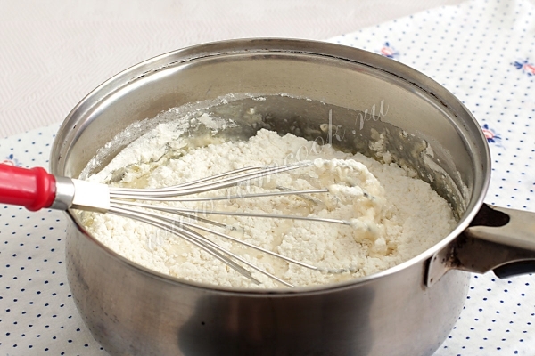 Добавить муку