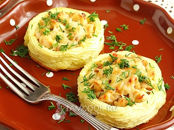 Готовые картофельные гнезда с курицей