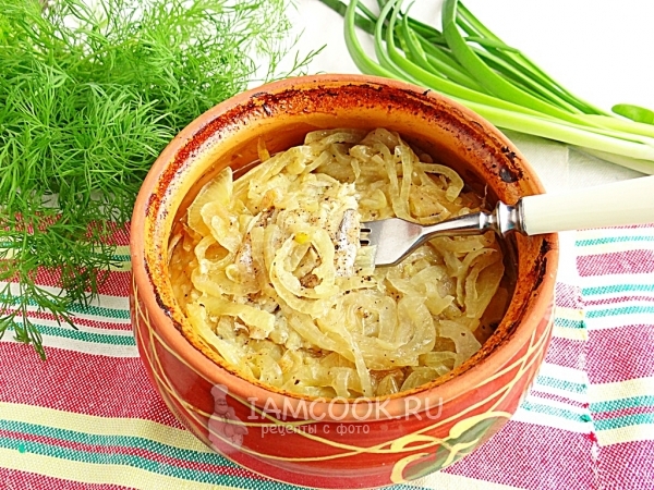 Готовая корюшка, запеченная с луком в горшочке