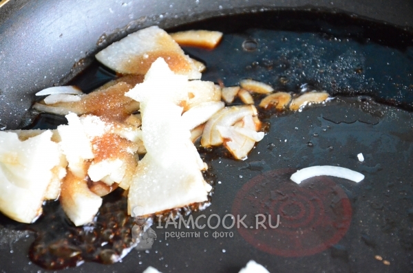 Обжарить лук с сахаром и соевым соусом