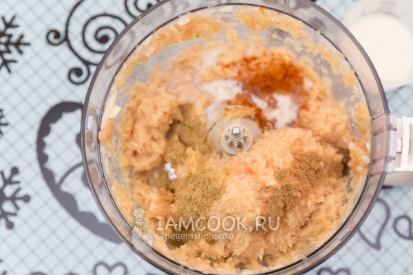 Куриную грудку измельчить и всыпать специи