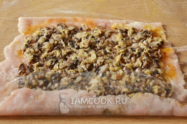 Скрутить куриную грудку в рулет