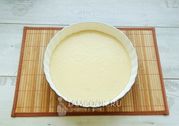 Переложить тесто в форму