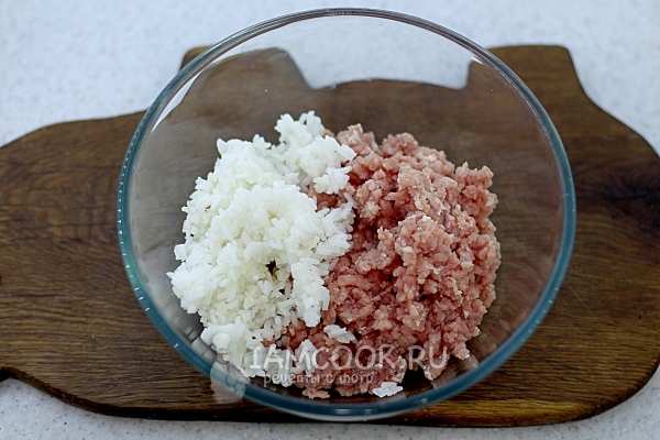 Положить сваренный рис