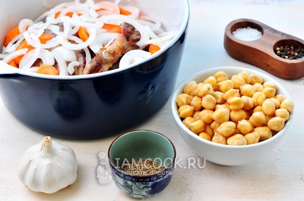 Замочить нут и соединить мясо с овощами