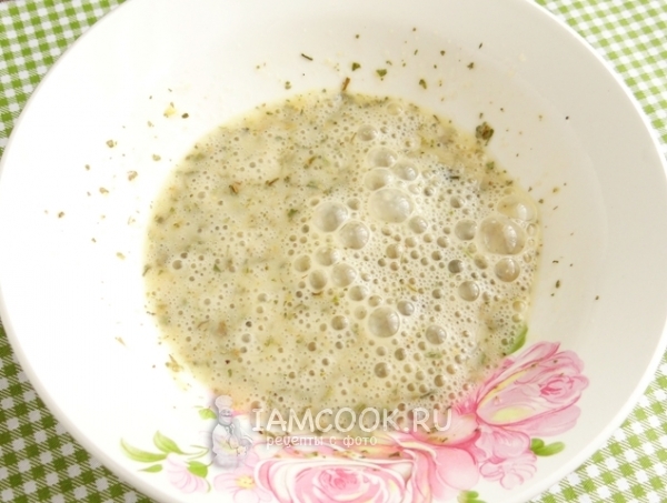 Взбить яйца с чесноком и петрушкой