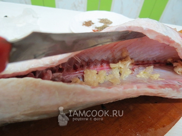 Положить в рыбу чеснок