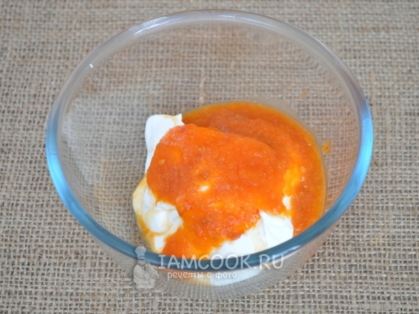 Соединить соус со сметаной