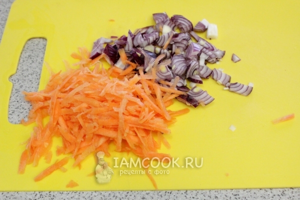 Измельчить лук и морковь