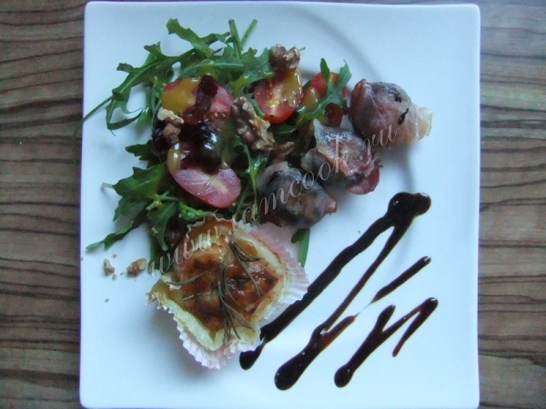 Добавить чернослив в беконе