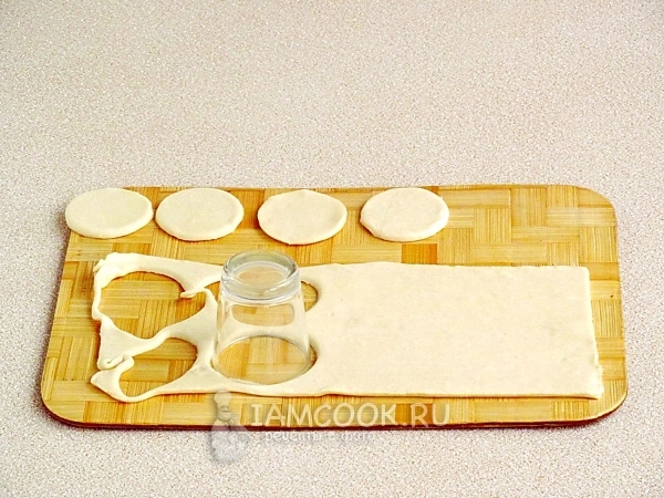 Вырезать кружки теста