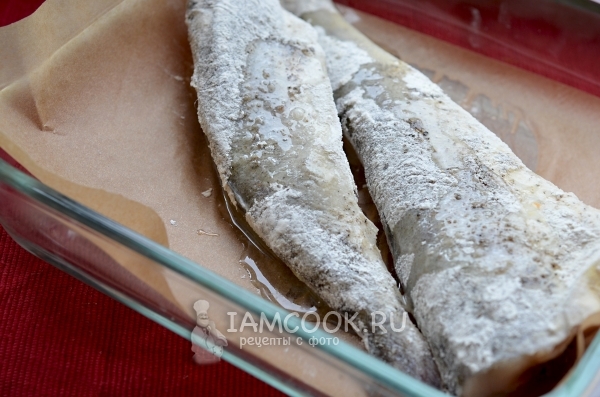 Обвалять рыбу в муке