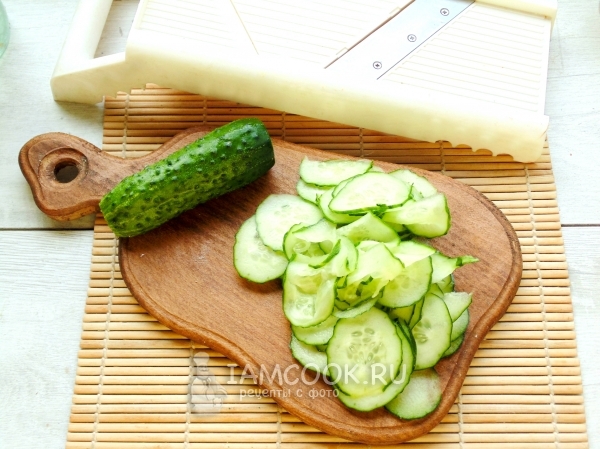 Натереть на терке огурец