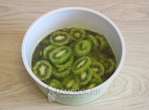 Выложить дольки киви