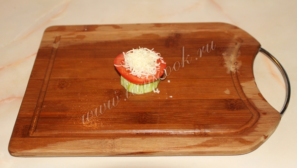 Кабачок с сыром и помидором