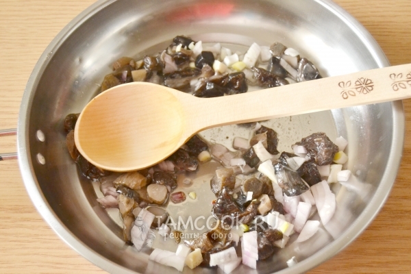 Обжарить грибы с луком