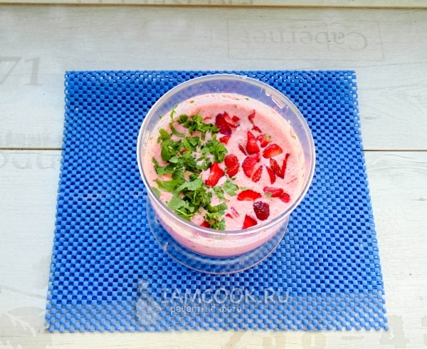 Положить клубнику и мяту