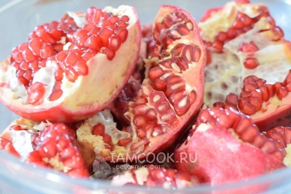 Разломить гранат на половинки