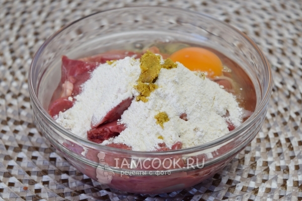 Добавить муку и бульонный кубик