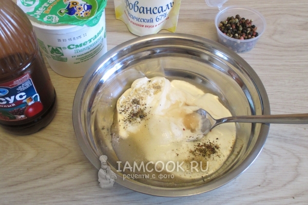 Соединить ингредиенты для соуса