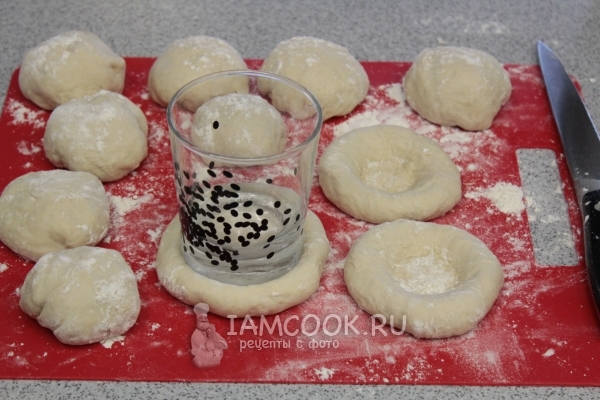 Сделать в тесте выемку стаканом