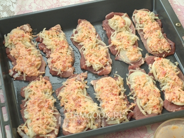 Смазать картофель сметаной с аджикой