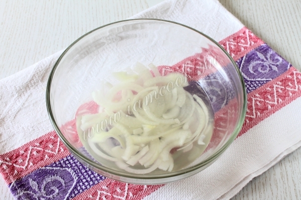 Лук маринованный