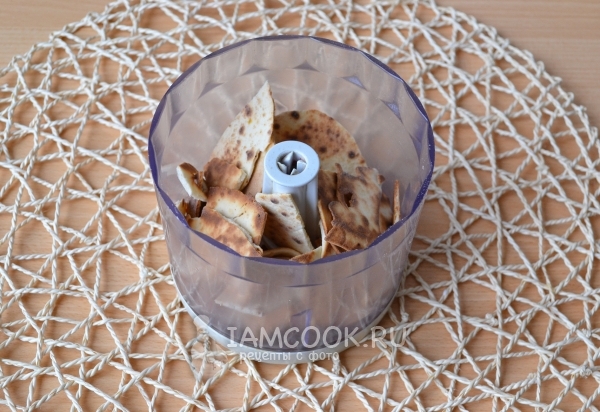 Положить корж в блендер