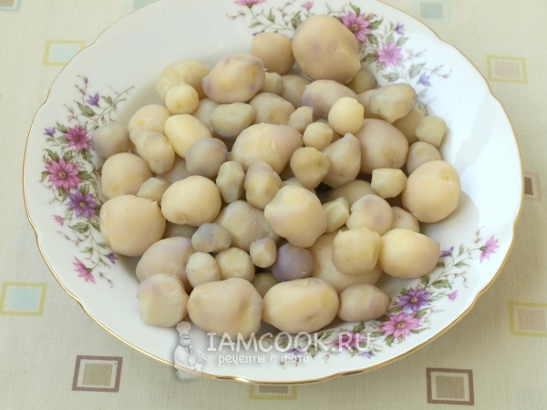 Почистить сваренный картофель