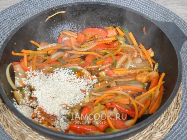 Положить овощи и кунжут