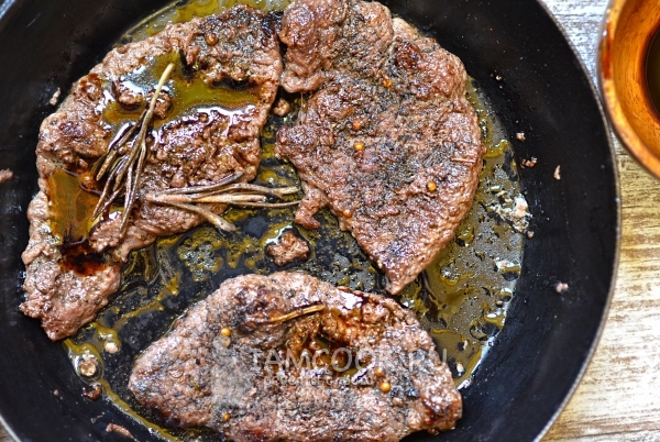 Стейки из говядины на сковороде