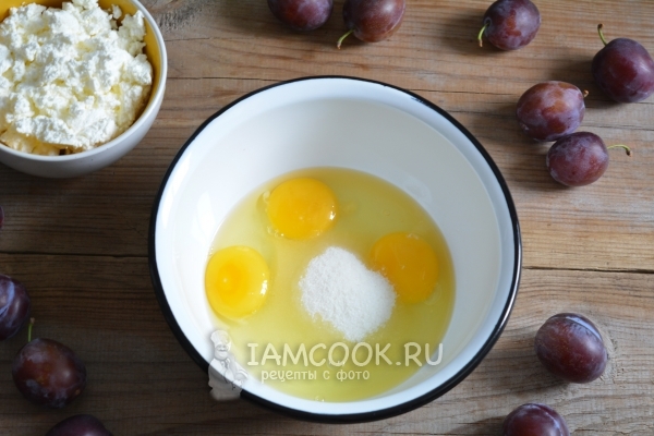 Смешать яйца с сахаром