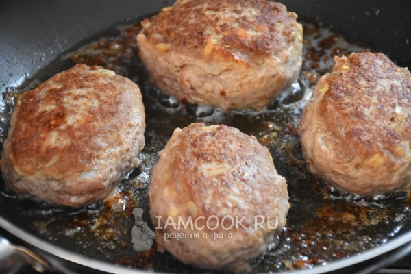 Пожарить котлеты