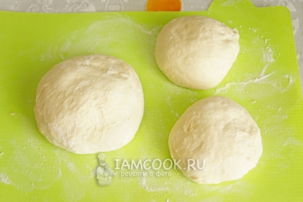 Разделить тесто на три части