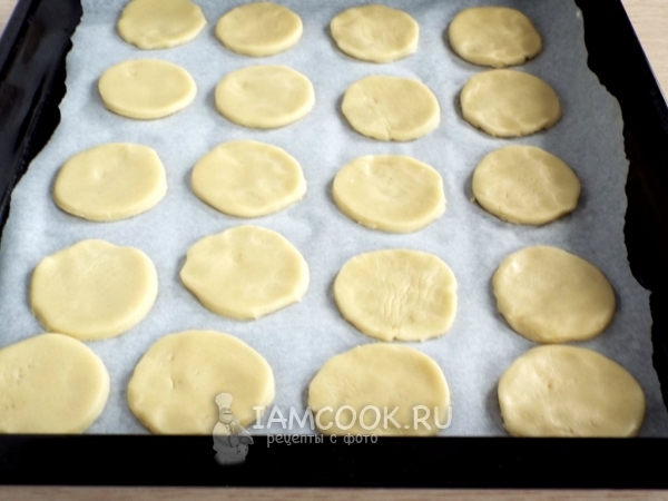 Положить кружки из теста на противень