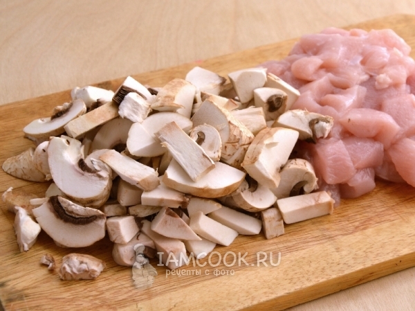 Порезать грибы и мясо