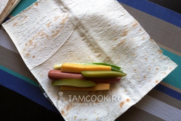 Положить на лаваш начинку