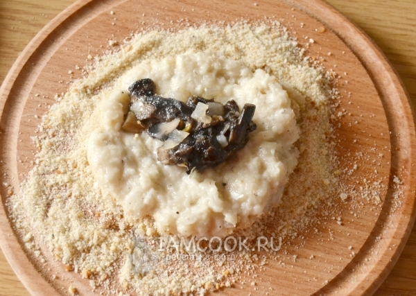 Положить в рыбный фарш грибы с луком