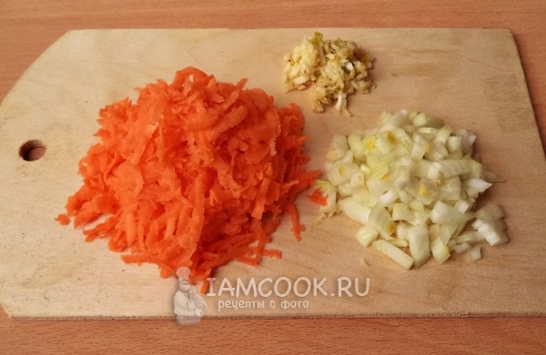 Измельчить морковь, лук и чеснок