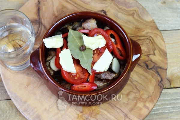 Положить кусочки сливочного масла