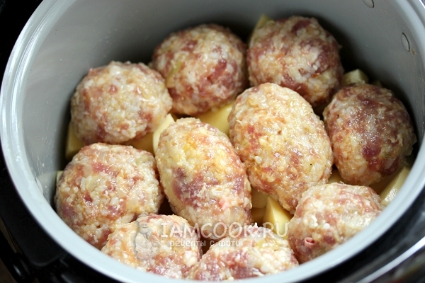 Положить картофель с тефтелями в мультиварку