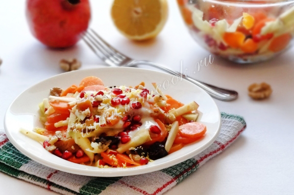 Морковный салат с фруктами