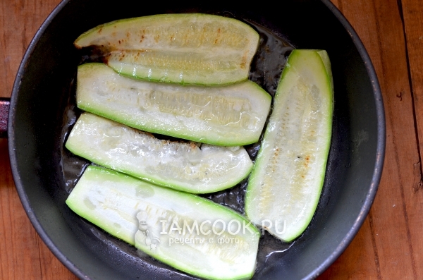 Обжарить кабачки